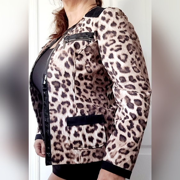 Chico's Matilda Women's Animal Print Jacket with Patent Leather Trim Size 1/ Med - Picture 8 of 15